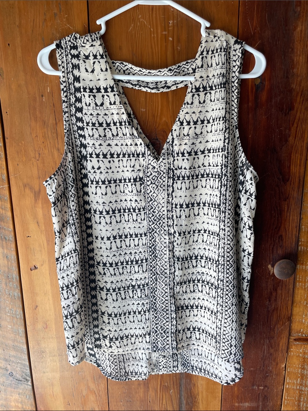 a.n.a Black & White Sleeveless V-Neck Printed Camisole